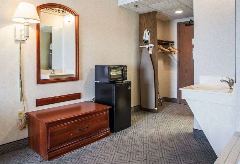 هتل Rodeway Inn & Suites Milwaukee Airport