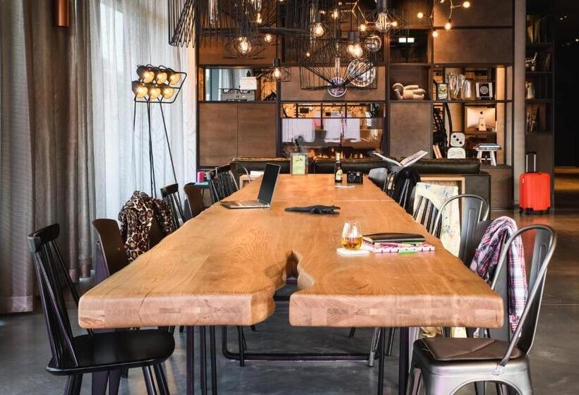 Отель Moxy Stuttgart Feuerbach