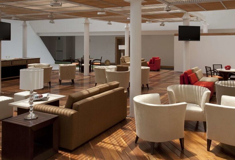 ホテル NH Collection México City Airport T2