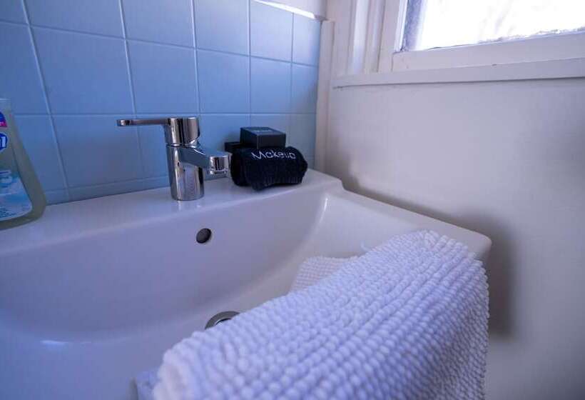 Отель A Lodge Lyons
