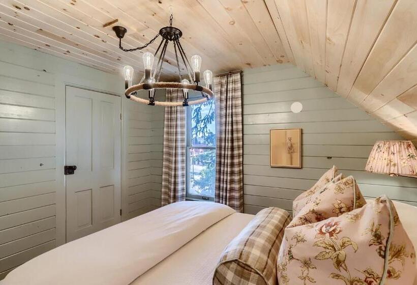 Отель A Lodge Lyons