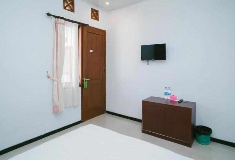 پانسیون Urbanview Hotel Griya Surya Malang By Reddoorz