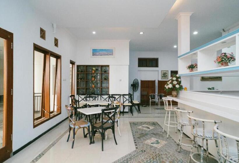 پانسیون Urbanview Hotel Griya Surya Malang By Reddoorz