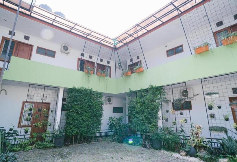 پانسیون Urbanview Hotel Griya Surya Malang By Reddoorz