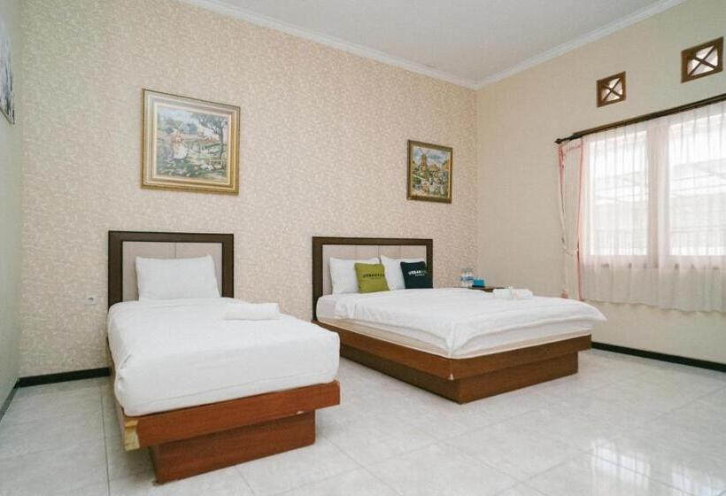 پانسیون Urbanview Hotel Griya Surya Malang By Reddoorz
