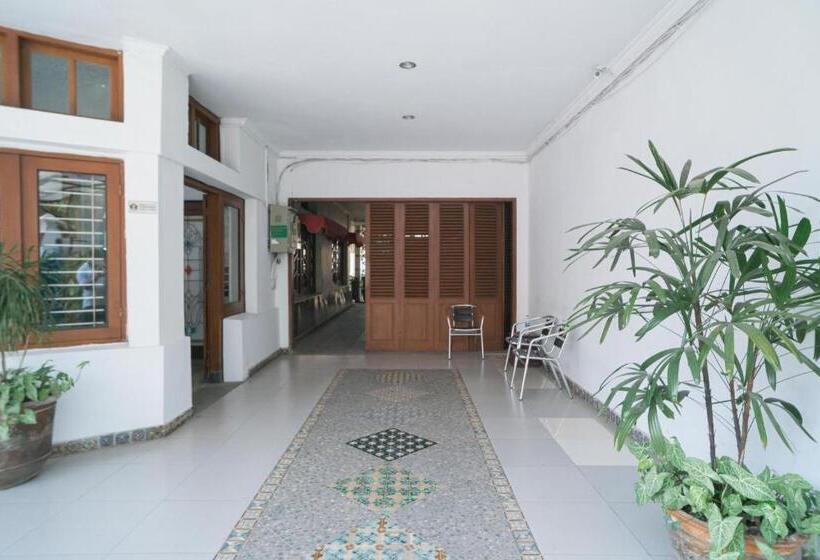 پانسیون Urbanview Hotel Griya Surya Malang By Reddoorz