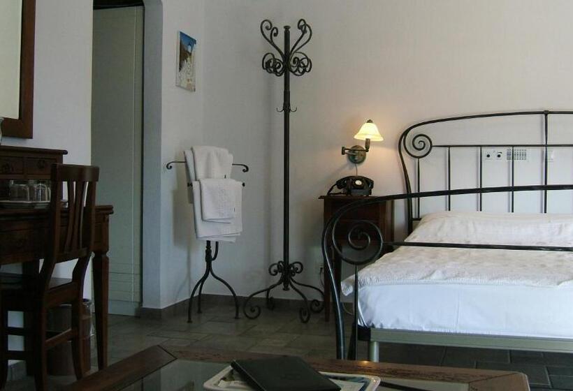 Alexandros Hotel