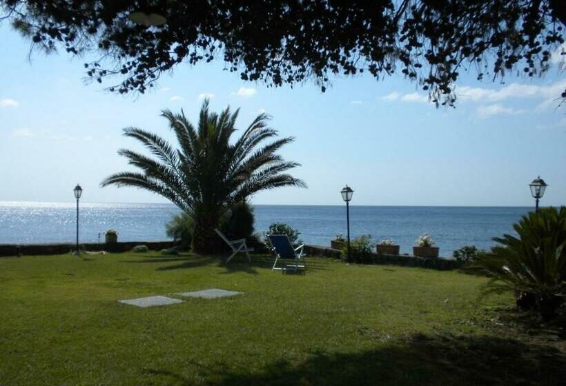 هتل Arathena Rocks