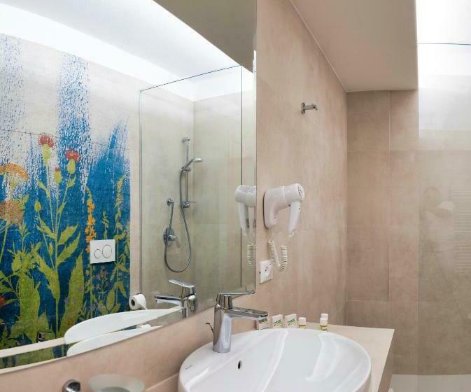 هتل Arathena Rocks