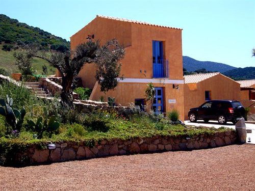 בית מלון כפרי S'acqua Sassa Resort