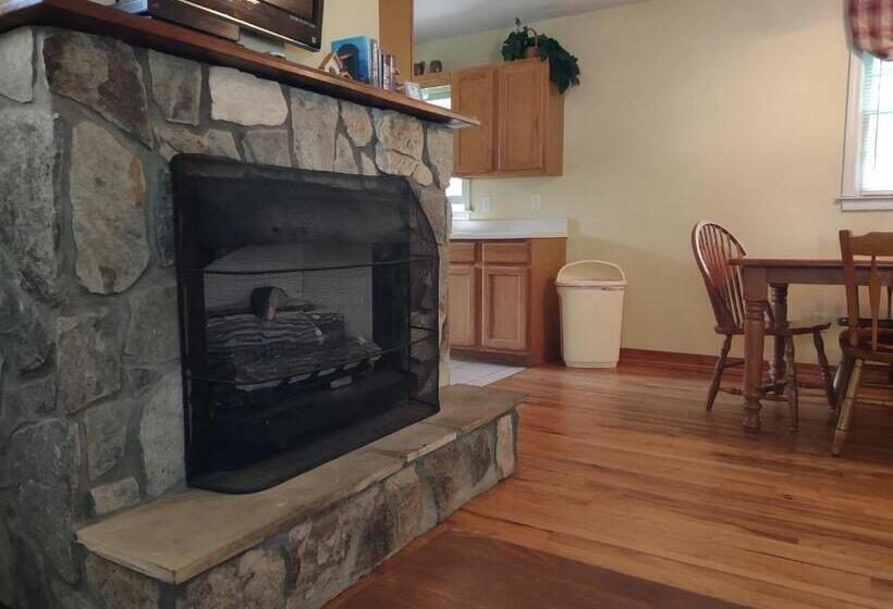 هتل Cozy Creek Cottages