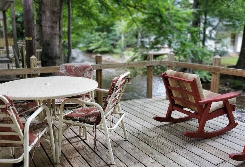 هتل Cozy Creek Cottages