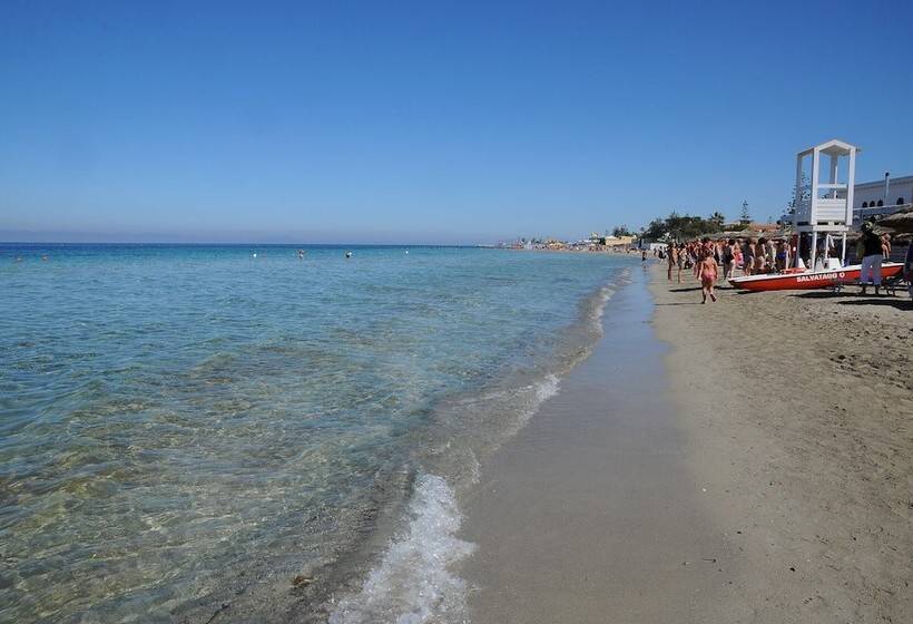 هتل Delfino Beach