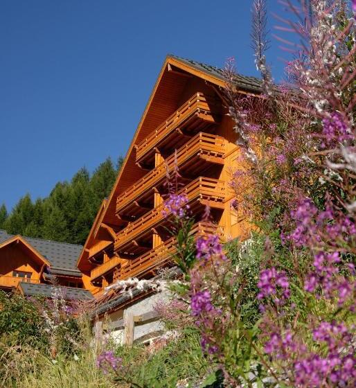 Отель Residence Odalys Le Hameau Et Les Chalets De La Vallee D Or