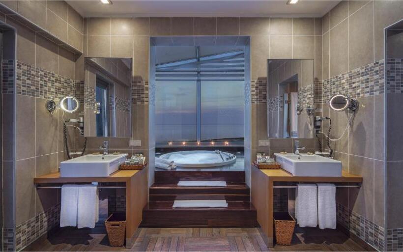 هتل Rixos Sungate, The Land of Legends Access