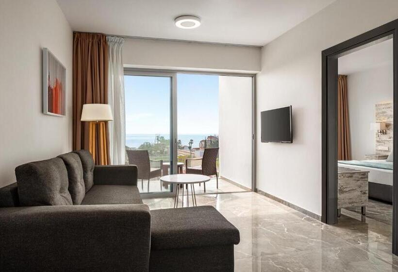 استراحتگاه Ramada Hotel & Suites By Wyndham Ayia Napa