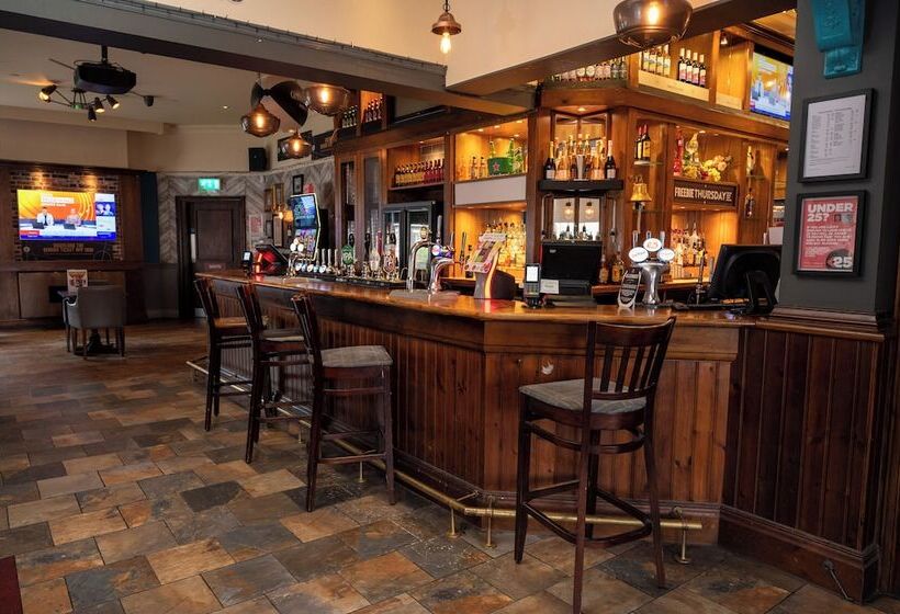 בית מלון כפרי The Fernhurst By Greene King Inns