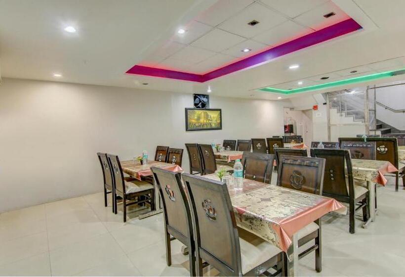 ホテル Treebo Rockwell Plaza