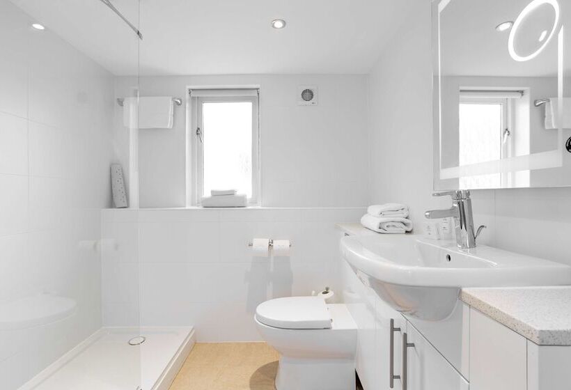 בית מלון כפרי Woodford Bridge Country Club