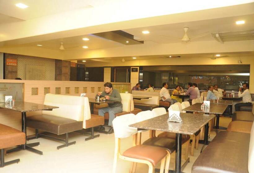 호텔 Suvarna Regency