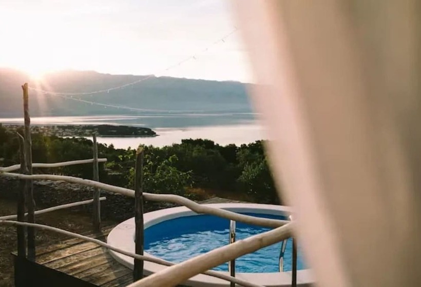 Lovely Cottage With Sea Views In Selca, Croatia