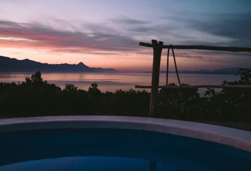 Lovely Cottage With Sea Views In Selca, Croatia