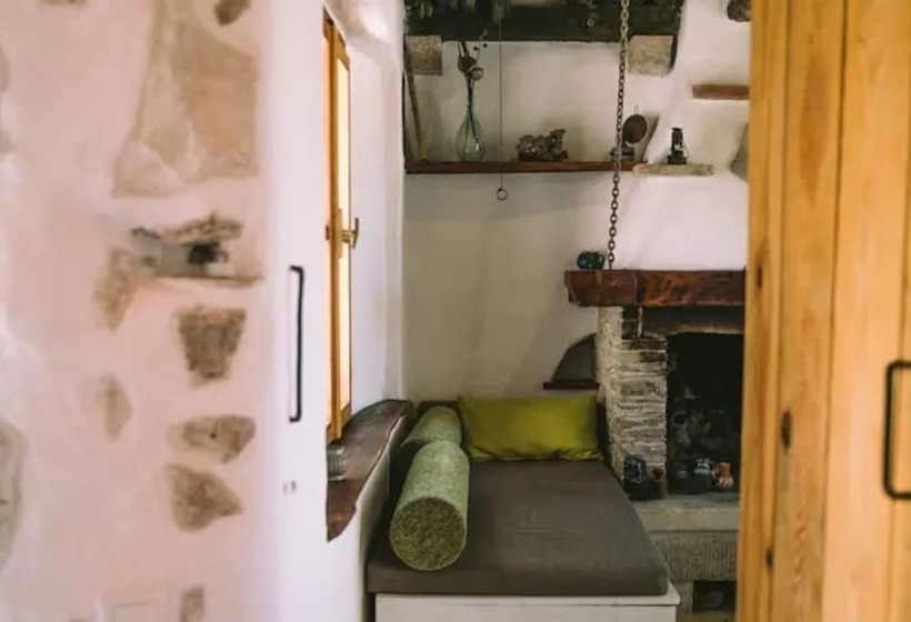 Lovely Cottage With Sea Views In Selca, Croatia