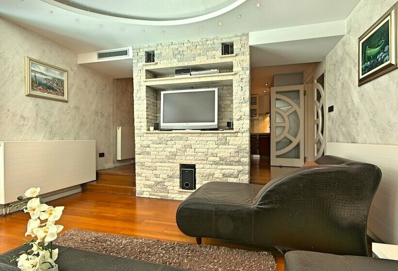 Luxury Villa With Private Pool & Sea View Near City Center Of Poreč