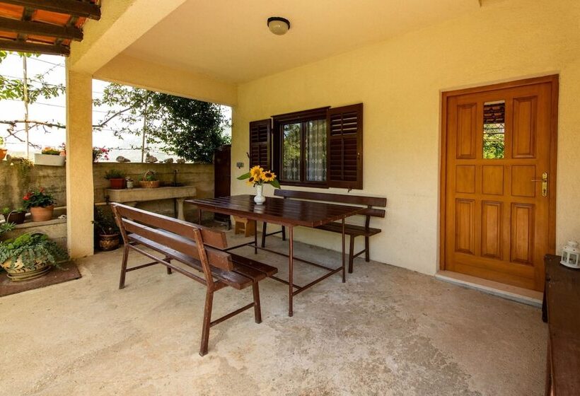 إقامة Sunflower House With A Pool And Large Garden