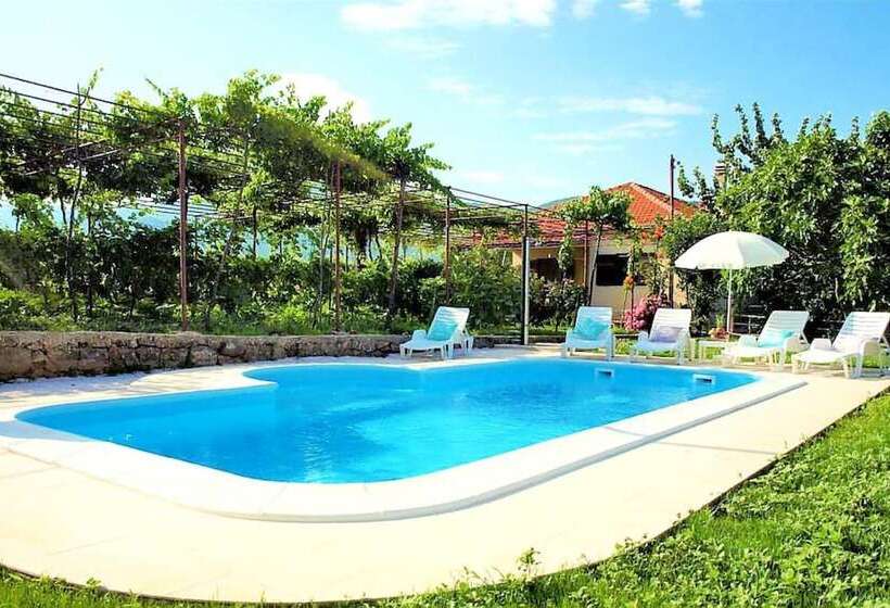 إقامة Sunflower House With A Pool And Large Garden
