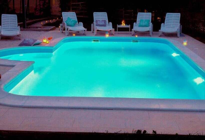 إقامة Sunflower House With A Pool And Large Garden