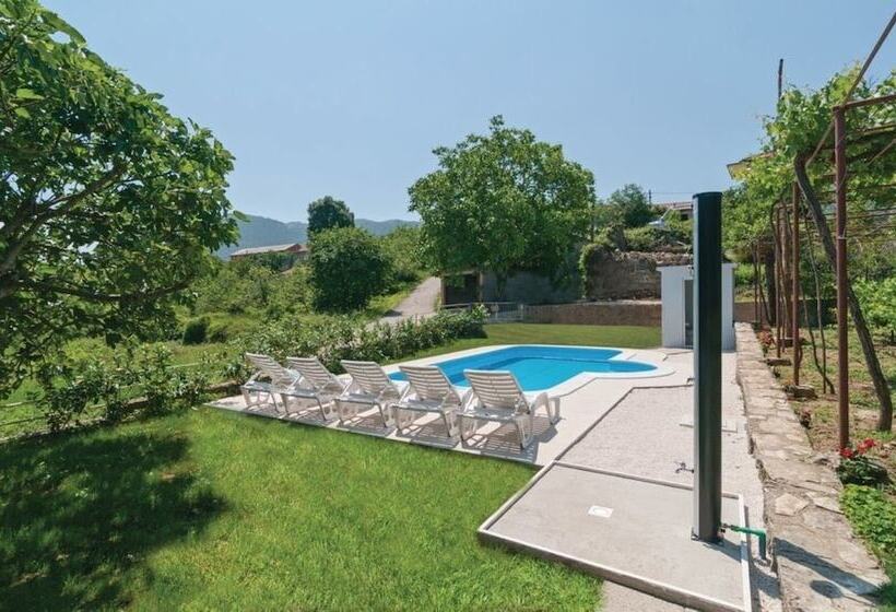 إقامة Sunflower House With A Pool And Large Garden