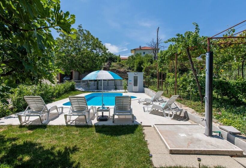 إقامة Sunflower House With A Pool And Large Garden