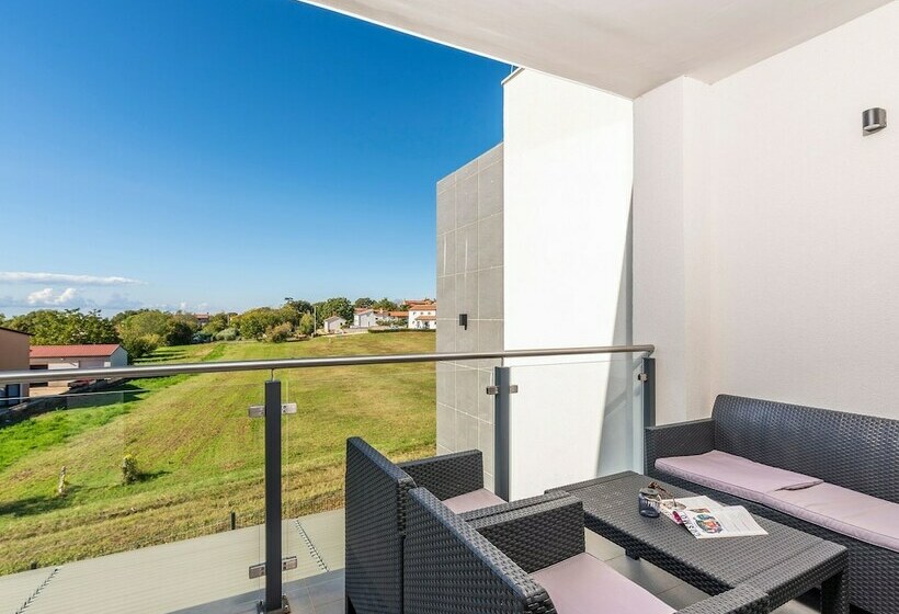Villa For Up To 10 Guests With Private Pool And Garden