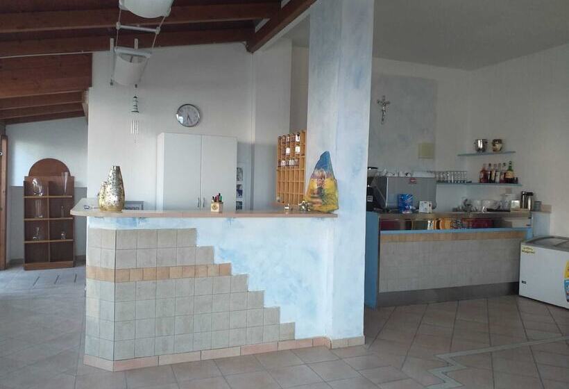 بنسيون Room In Bb   Bright Quadruple Room A Stones Throw From The Sea