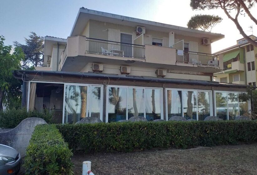 بنسيون Room In Bb   Bright Quadruple Room A Stones Throw From The Sea