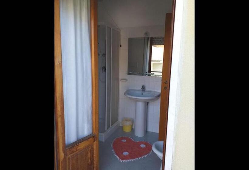 بنسيون Room In Bb   Quadruple Room A Stones Throw From The Sea   Ideal For A Relaxing Holiday