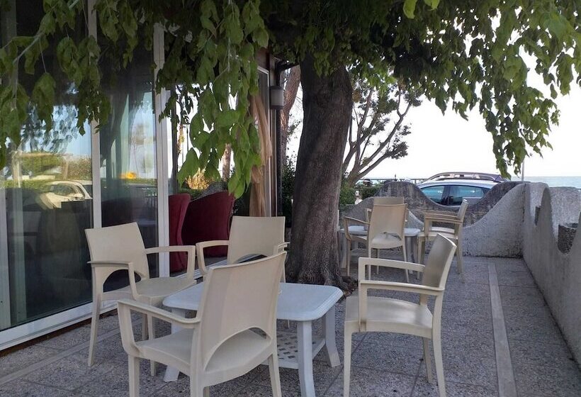 بنسيون Room In Bb   Quadruple Room A Stones Throw From The Sea   Ideal For A Relaxing Holiday