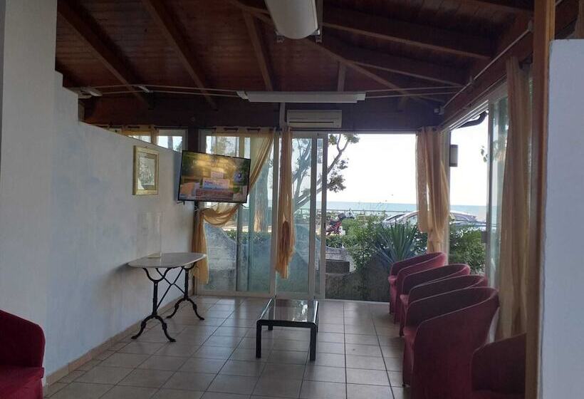 פנסיון Room In Bb   Quadruple Room In Pineto   A Few Meters From The Sea