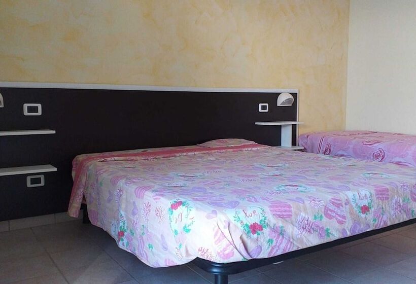 פנסיון Room In Bb   Quadruple Room In Pineto   A Few Meters From The Sea