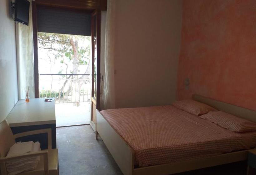 بنسيون Room In Bb   Quadruple Room A Stones Throw From The Sea   Ideal For A Relaxing Holiday