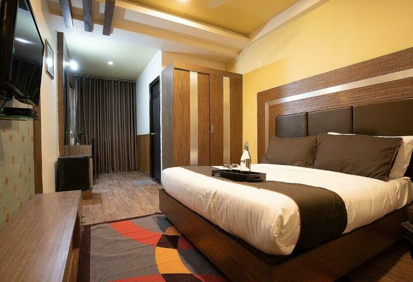 בית מלון כפרי Oyo 81323 Collection O Pooram