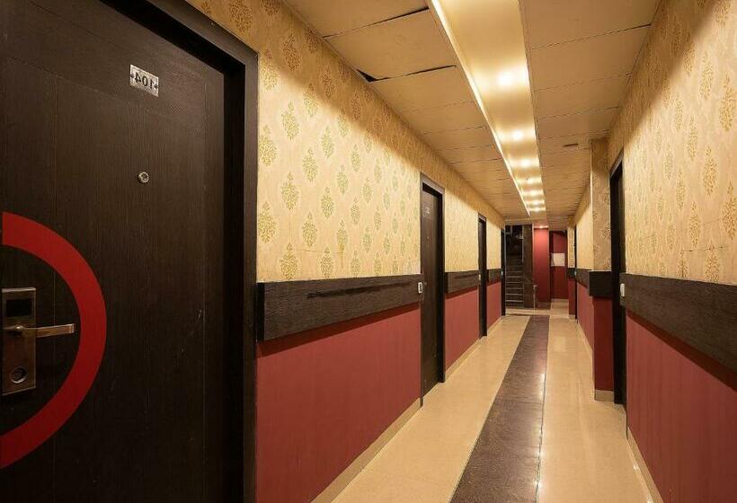 בית מלון כפרי Oyo 81323 Collection O Pooram