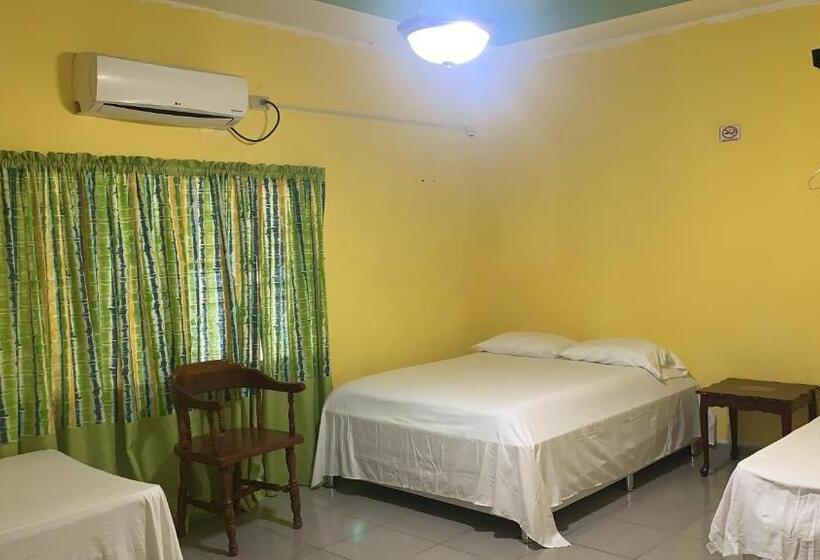 פנסיון Hostal Familiar Villa Nome