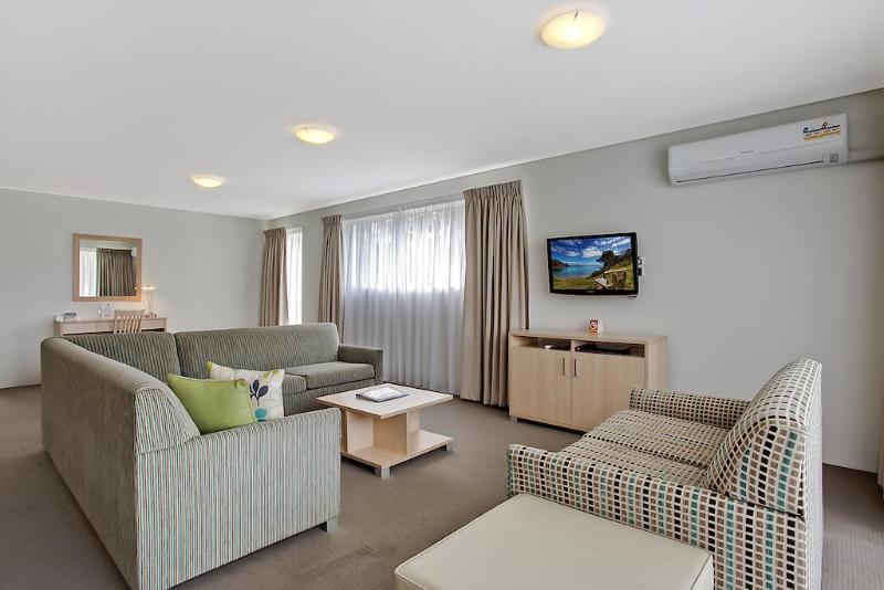 Отель Quality Suites Pioneer Sands