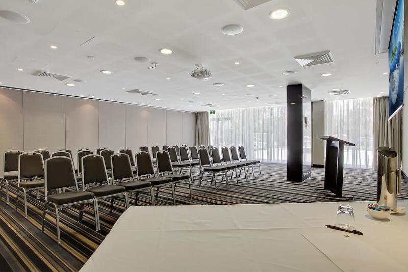Отель Quality Suites Pioneer Sands