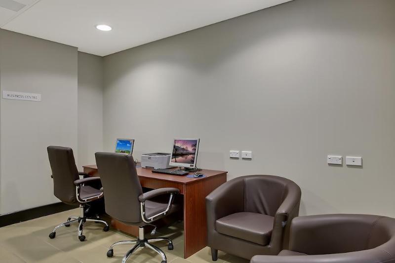 Отель Quality Suites Pioneer Sands