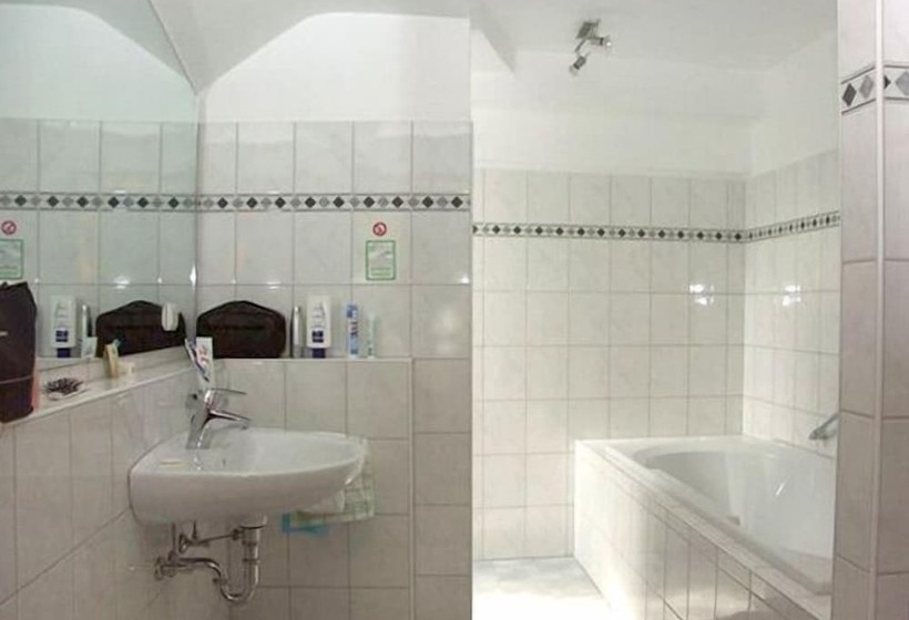 ホテル Restaurant Weinhaus Grebel