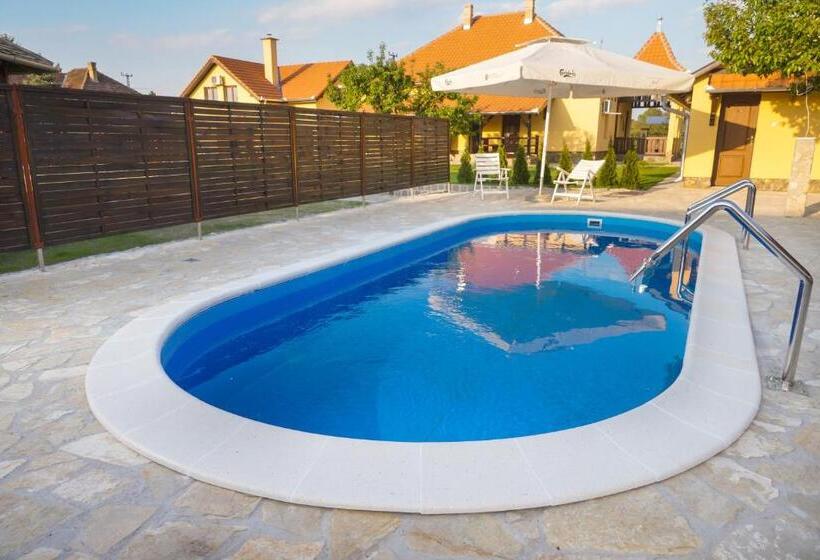 پانسیون Amfora