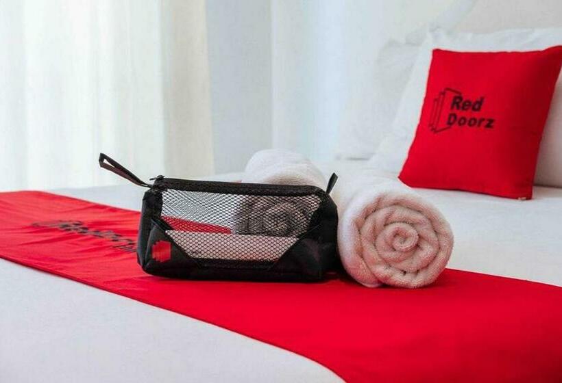 Отель Reddoorz Near Garuda Wisnu Kencana 2
